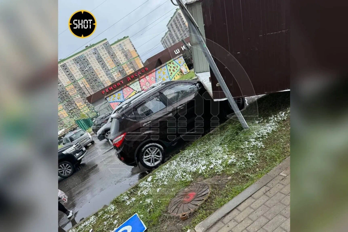 Последствия мощного разгула стихии, которая накрыла Москву и область. Фото © Telegram / SHOT
