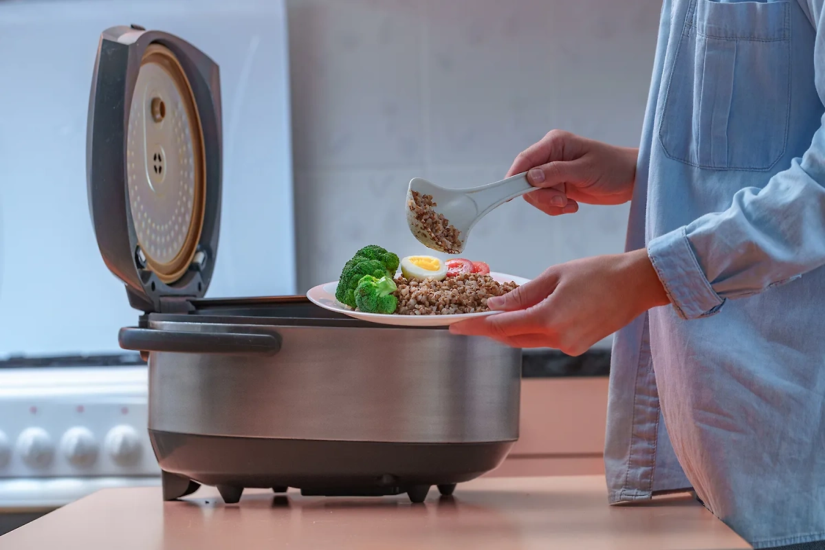Мультиварка — удобная вещь для дома. Но если её не мыть после каждого приготовления пищи, то можно заболеть. Фото © Shutterstock / FOTODOM