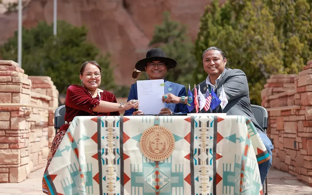 Президент навахо Буу Ныгрен (в центре) с резолюцией против перевозки урана по землям племени. Обложка © opvp.navajo-nsn.gov