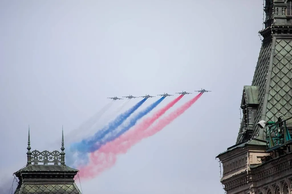 Триколор в небе над Красной площадью в Москве 9 мая. Фото © Life.ru / Андрей Тишин