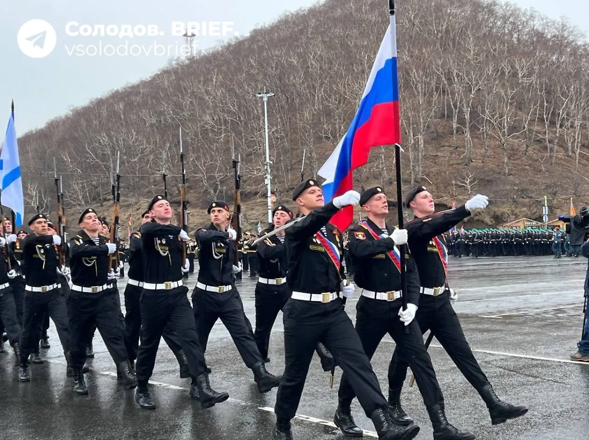 Первый военный парад в честь 79-й годовщины победы в Великой Отечественной войне прошёл в Камчатском крае. Фото © Telegram /  Солодов. BRIEF