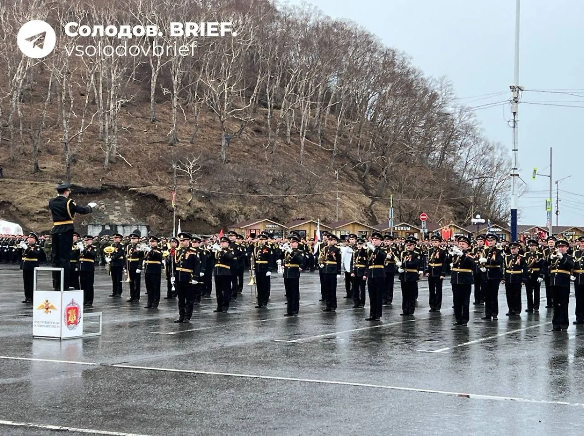 Первый военный парад в честь 79-й годовщины победы в Великой Отечественной войне прошёл в Камчатском крае. Фото © Telegram /  Солодов. BRIEF