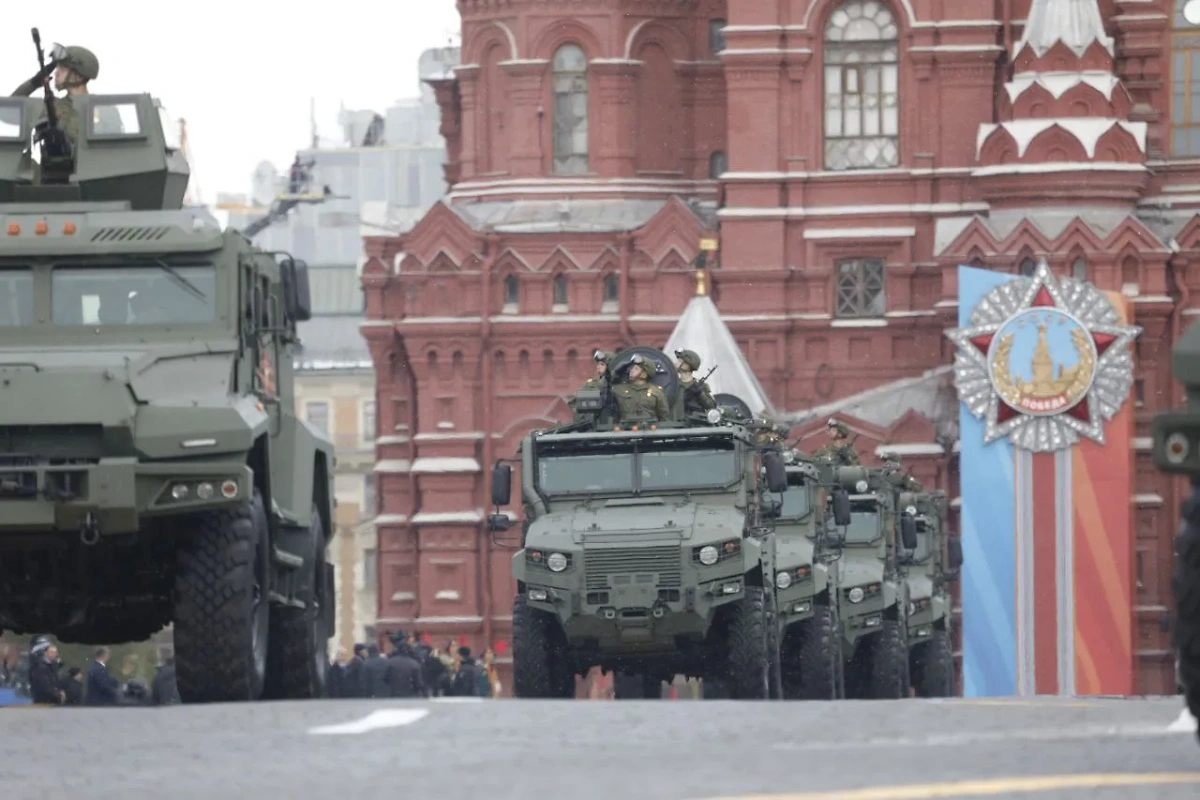 По брусчатке Красной площади прошли парадные расчёты военной техники. Фото © Life.ru