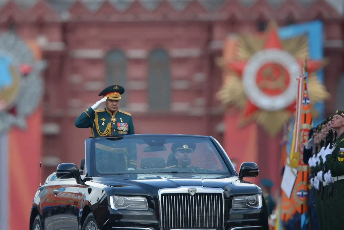 Глава Минобороны РФ Сергей Шойгу принимает Парад Победы в Москве. Фото © Life.ru