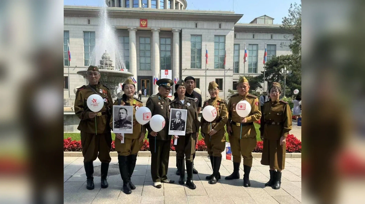 В Пекине в акции "Бессмертный полк" приняли участие более 700 человек. Обложка © Telegram Посольство России в Китае