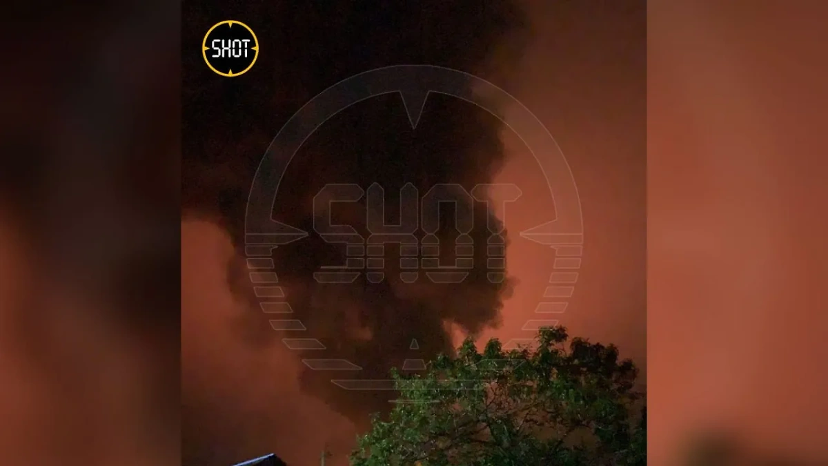 Столб дыма, поднимающийся с места пожара на нефтебазе. Фото © SHOT
