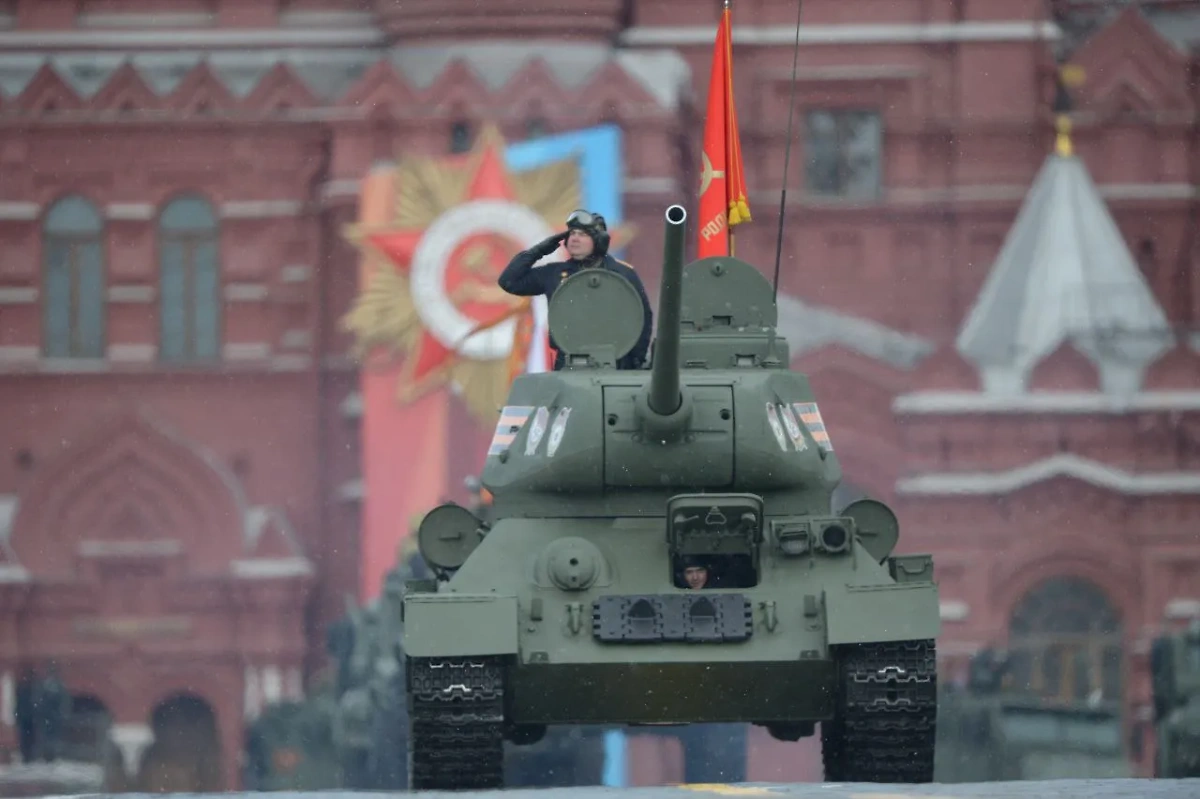 По брусчатке Красной площади прошли парадные расчёты военной техники. Фото © Life.ru