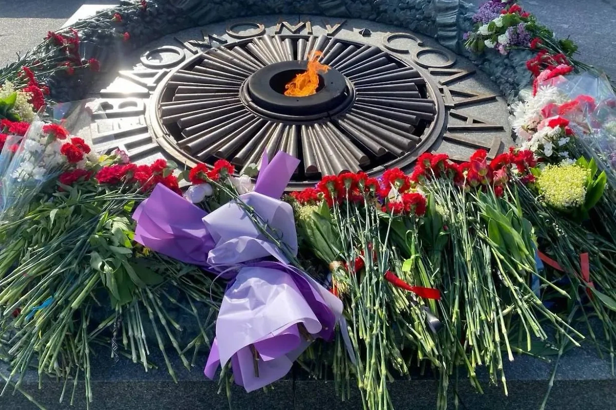 Жители Киева несут цветы к Вечному огню. Обложка © Telegram / "Политика страны"