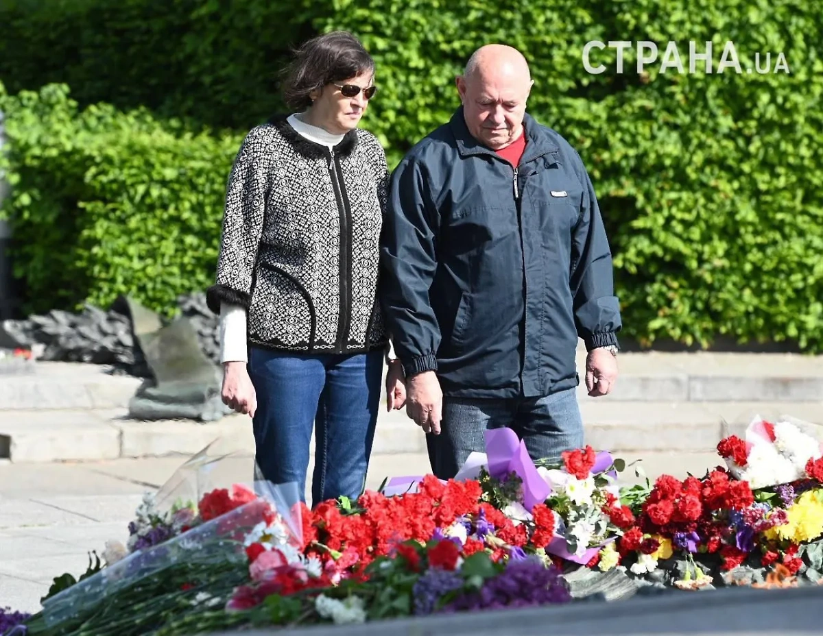 Жители Киева несут цветы к Вечному огню. Фото © Telegram / "Политика страны"