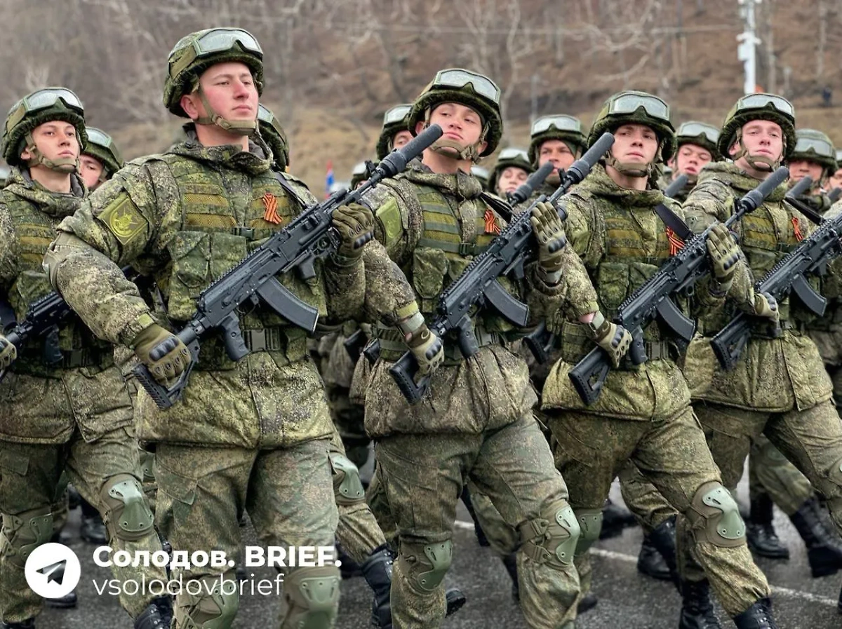 Первый военный парад в честь 79-й годовщины победы в Великой Отечественной войне прошёл в Камчатском крае. Фото © Telegram /  Солодов. BRIEF