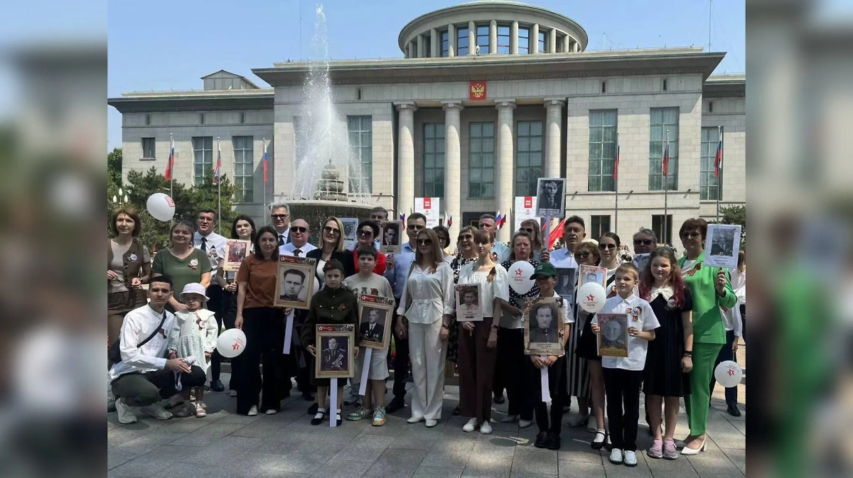 В Пекине в акции "Бессмертный полк" приняли участие более 700 человек. Фото © Telegram Посольство России в Китае