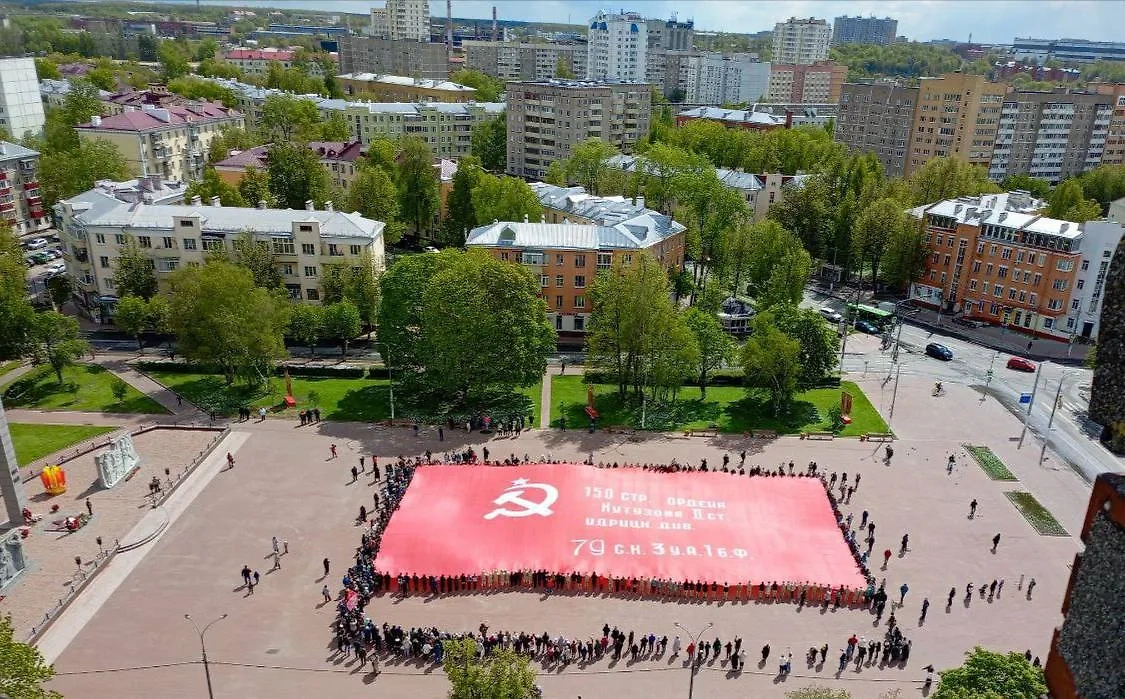 В Подольске развернули огромное Знамя Победы. Обложка © Telegram / Григорий Артамонов