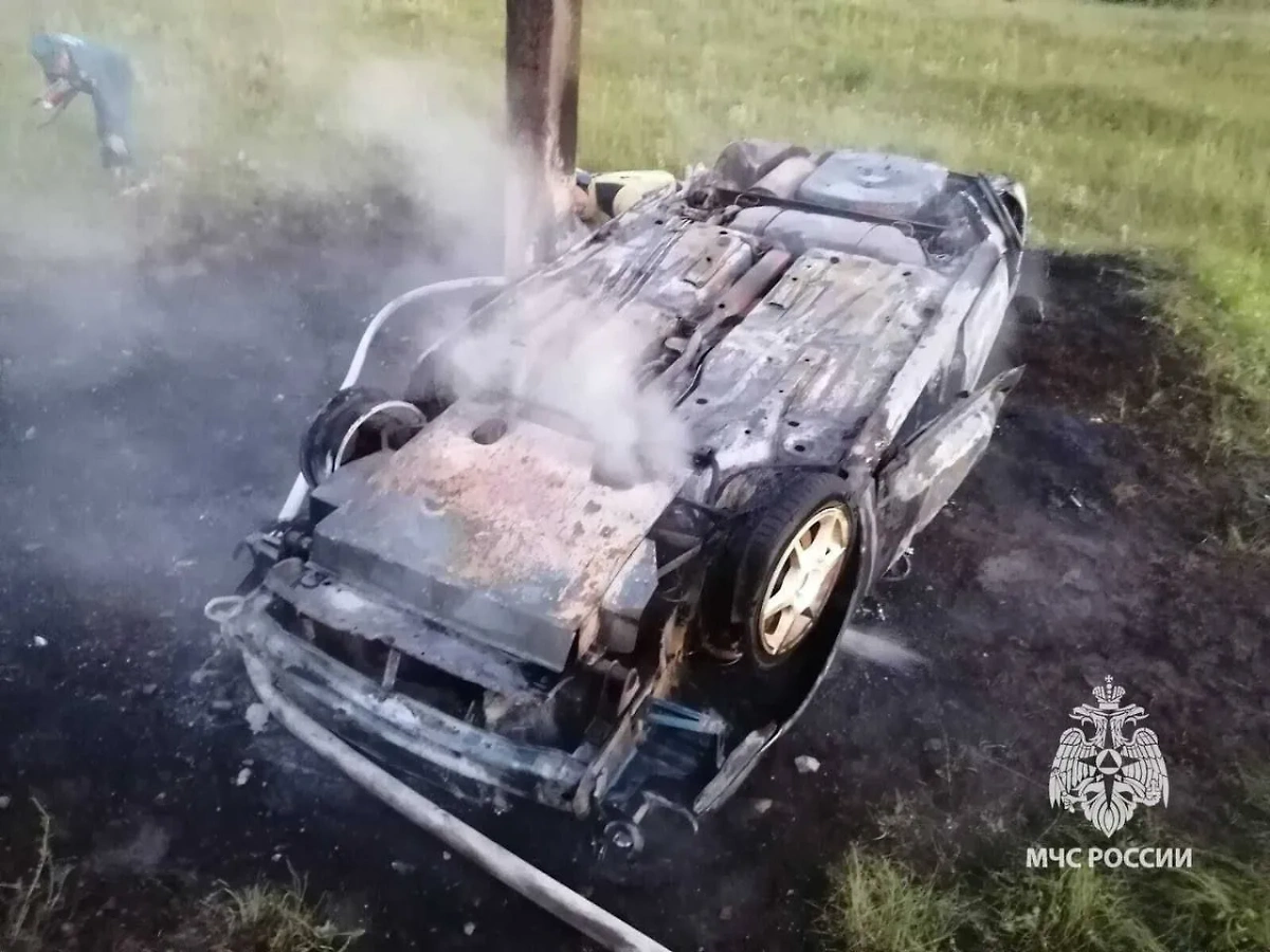 Автомобиль выгорел дотла в Башкирии. Фото © Telegram / МЧС Башкортостан