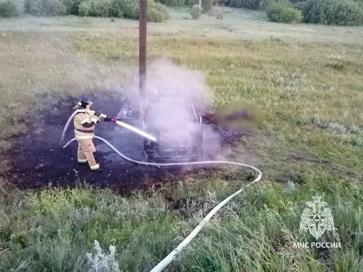 Автомобиль выгорел дотла в Башкирии. Фото © Telegram / МЧС Башкортостан