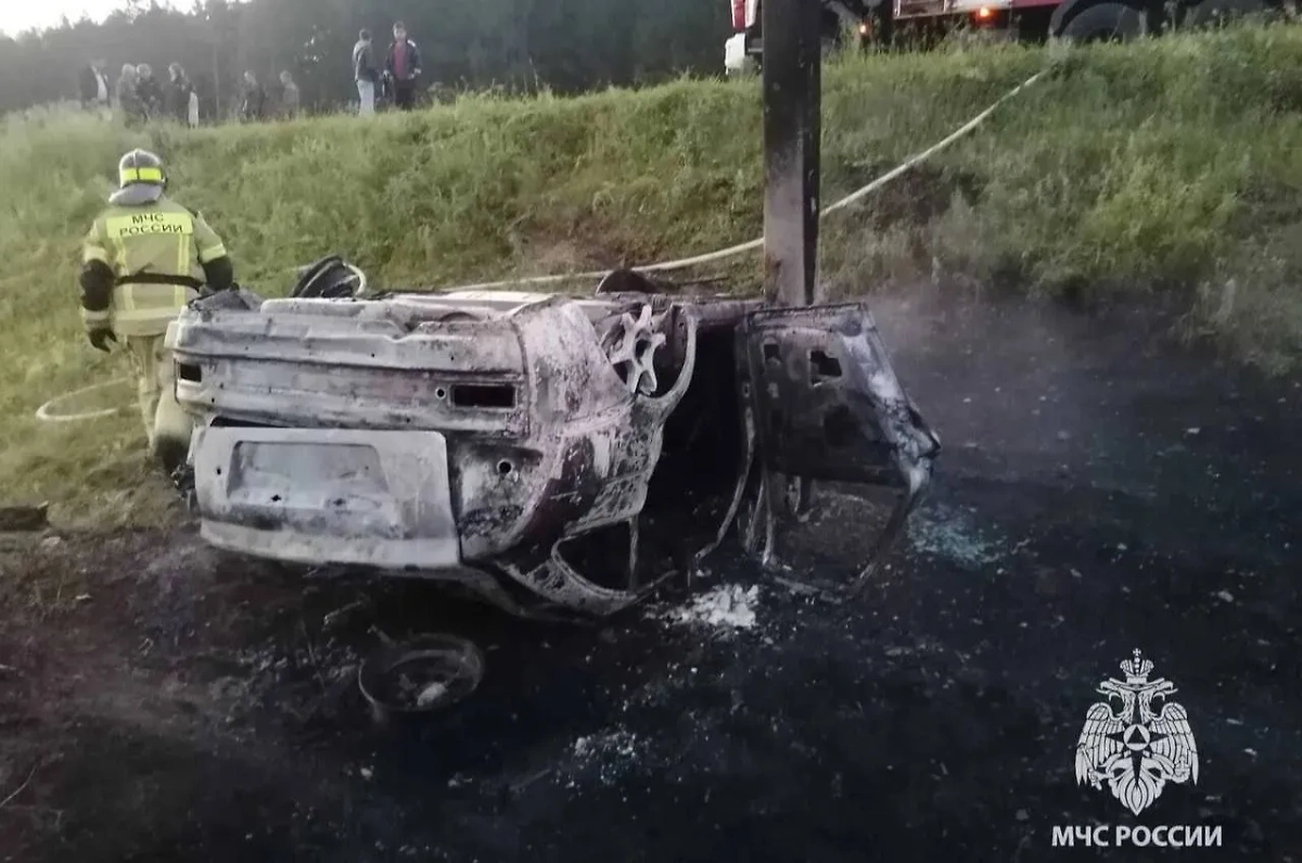 Автомобиль выгорел дотла в Башкирии. Обложка © Telegram / МЧС Башкортостан