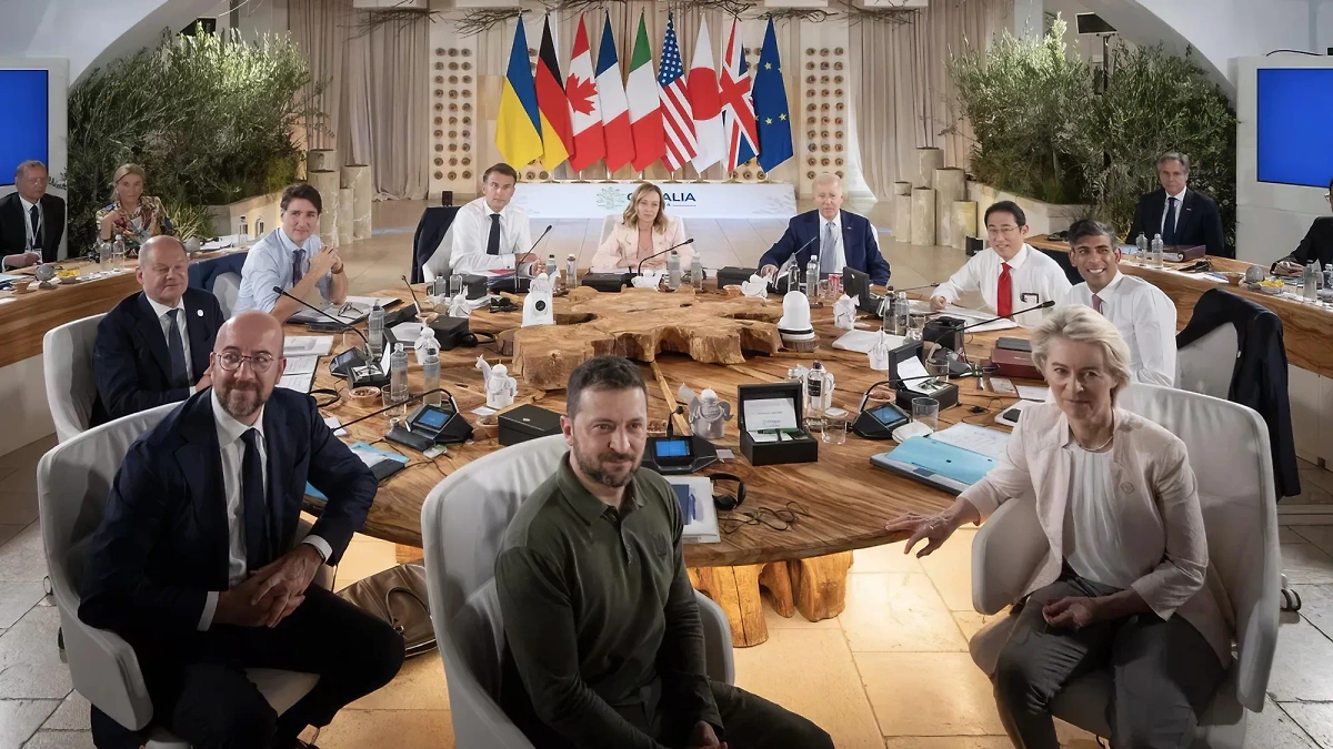 Лидеры G7 и Владимир Зеленский на саммите в Италии. Обложка © X / Florian Philippot