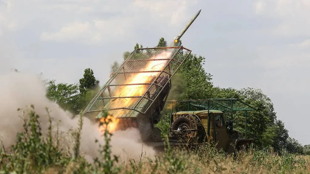 Боевая работа расчёта реактивной системы залпового огня (РСЗО) "Град". Обложка © ТАСС / Алексей Коновалов