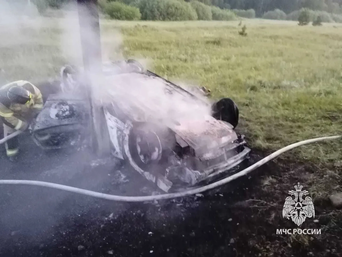 Автомобиль выгорел дотла в Башкирии. Фото © Telegram / МЧС Башкортостан