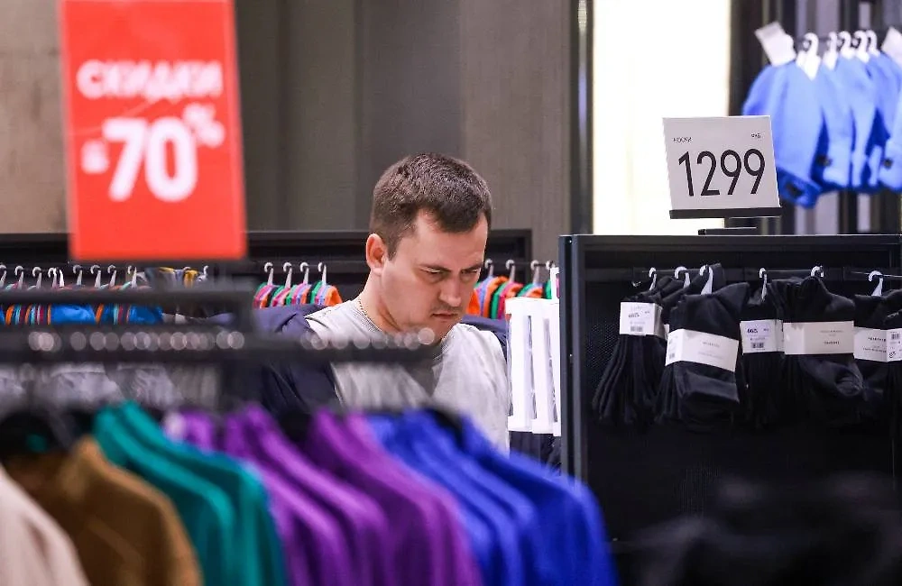 Мужчины ходят в торговые центры чаще женщин. Обложка © ТАСС / Владимир Гердо