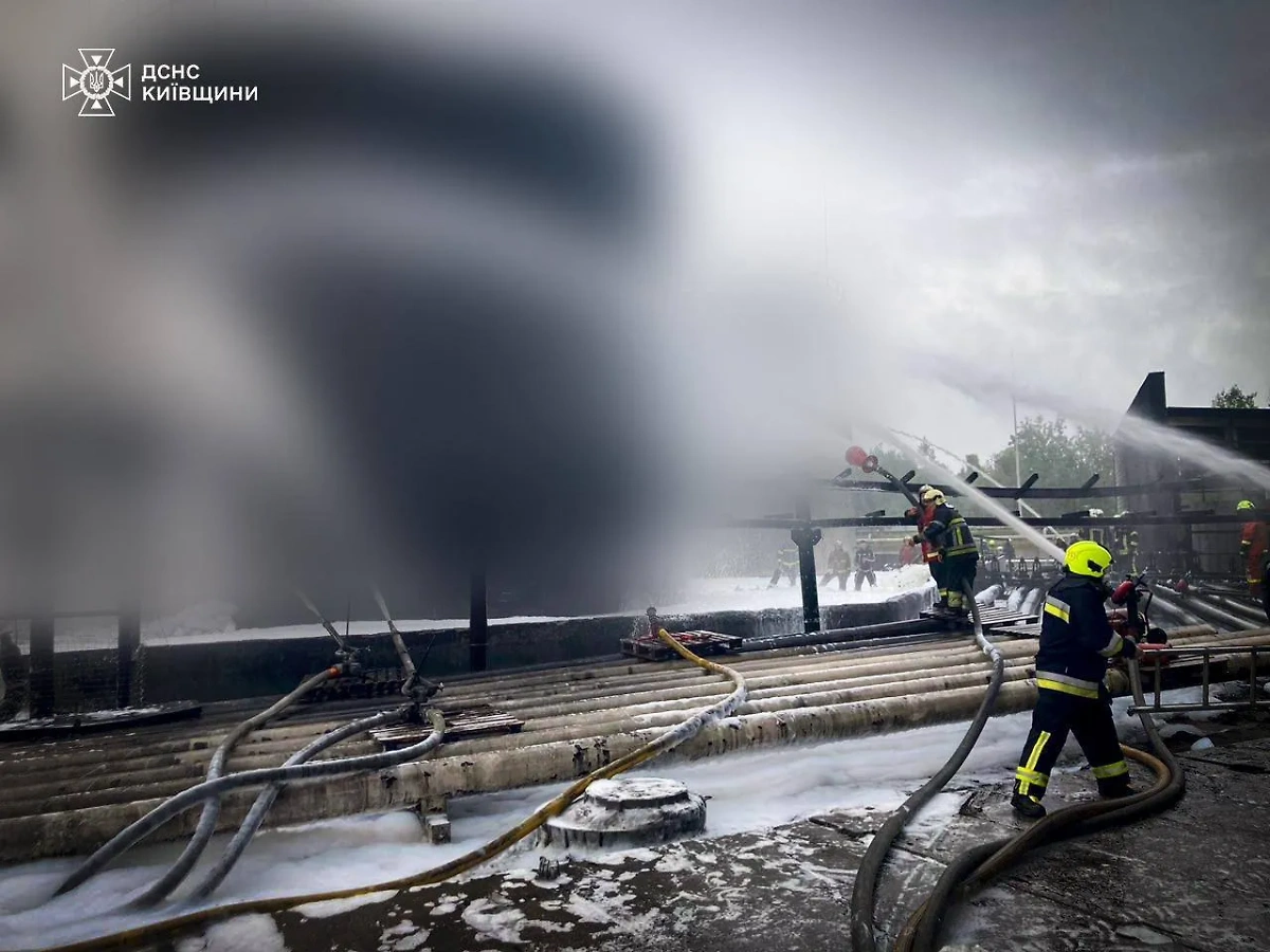 Пожар на предприятии под Киевом потушили спустя четыре дня после удара. Фото © Государственная служба Украины по чрезвычайным ситуациям