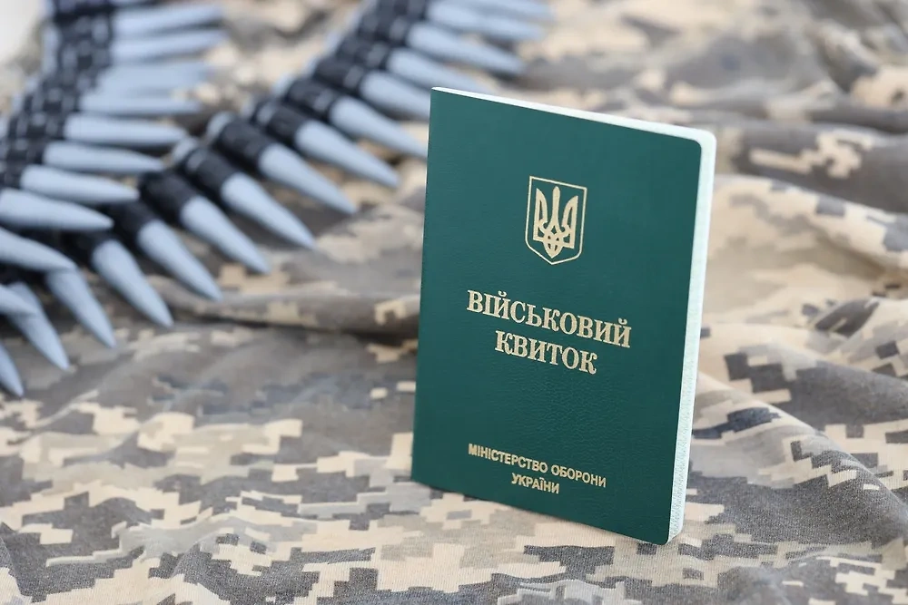 Прибывшие из-за рубежа ради воинского учёта украинцы не могут уехать. Обложка © Shutterstock / FOTODOM / Mehaniq