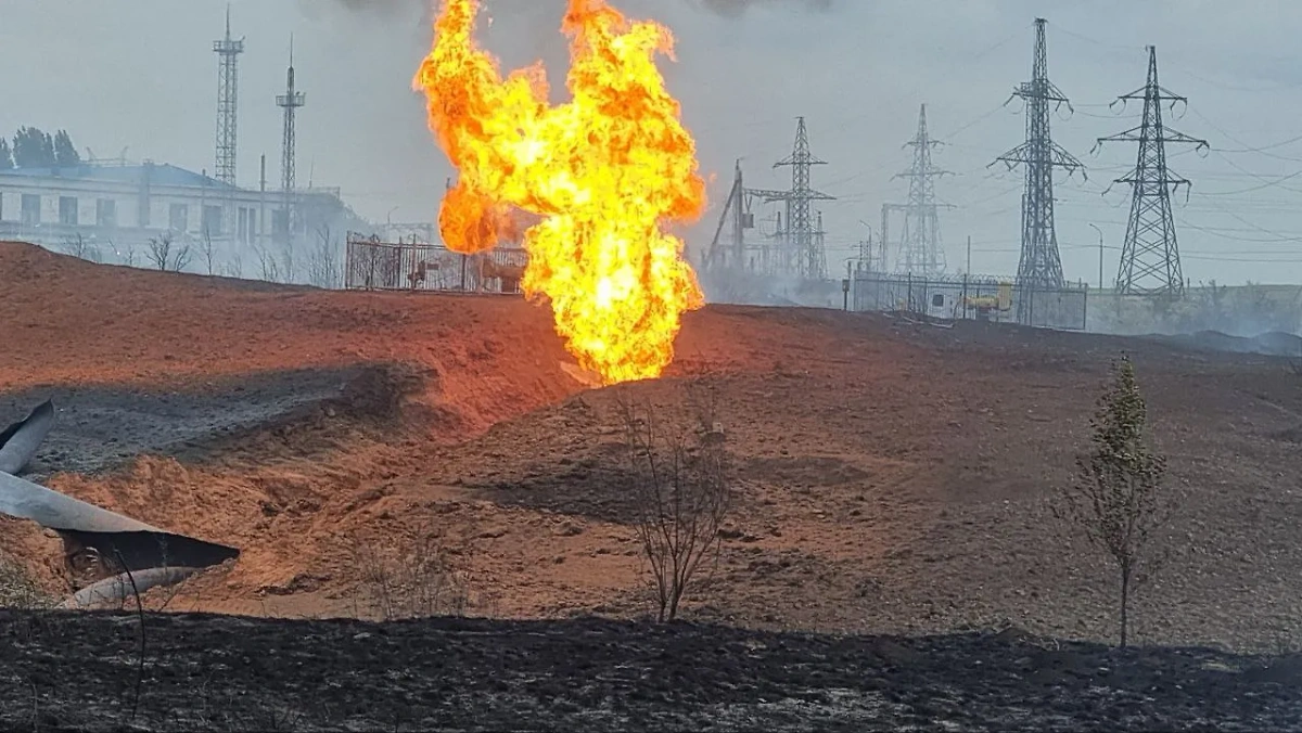 Пожар вблизи газопровода. Обложка © Telegram / Павел Сурков