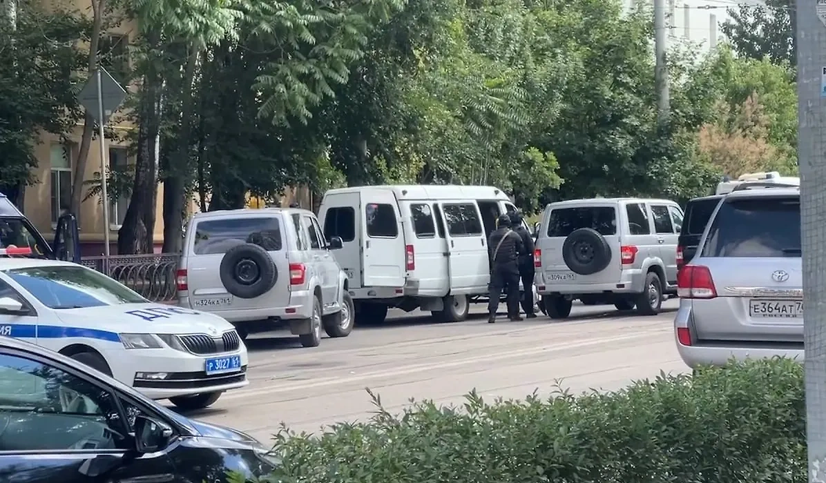 Обстановка возле СИЗО-1 в Ростове-на-Дону, где заключённые держат в заложниках сотрудников. Видео © Telegram / SHOT