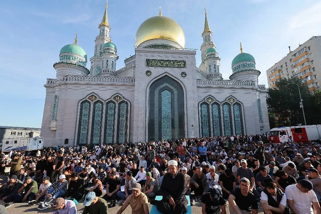 Мусульмане в Москве. Обложка © Сергей Савостьянов/ТАСС