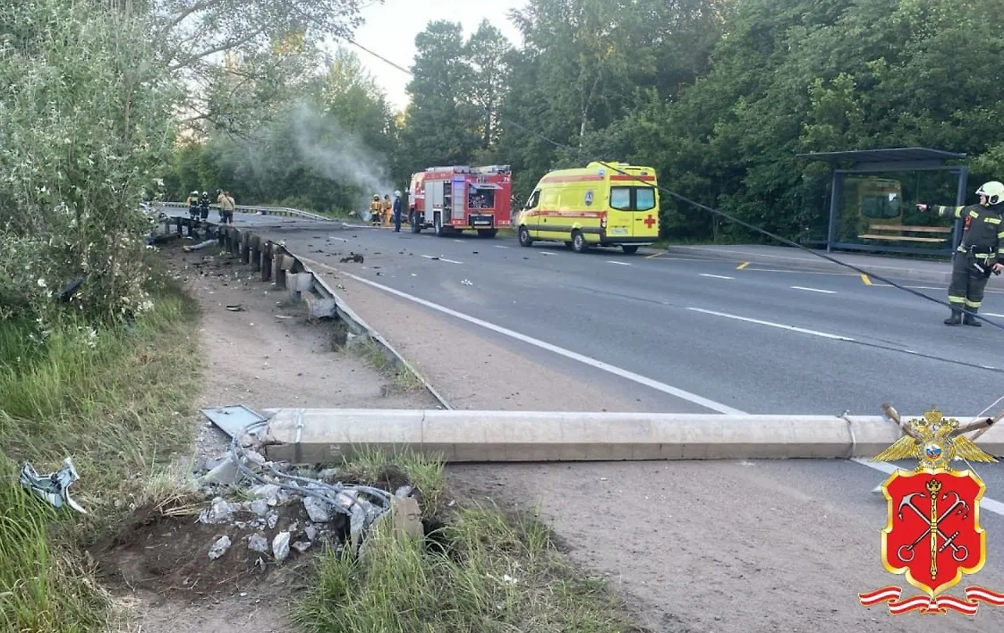 Три пассажира Audi А4 погибли в ночной аварии в Петербурге. Обложка © Telegram / Петербургская полиция