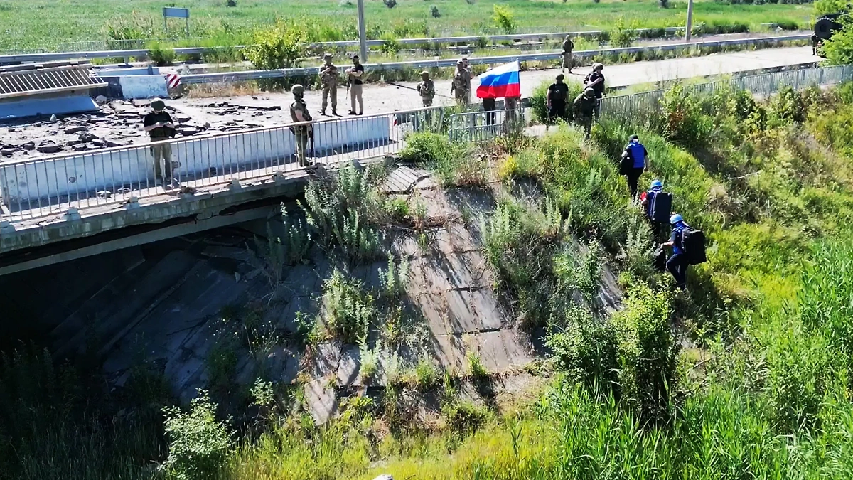 Запорожская область. Российские военнослужащие совместно с Росгвардией во время обеспечения безопасного проведения очередной ротации наблюдателей миссии МАГАТЭ на Запорожской АЭС. Фото © ТАСС / Пресс-служба Минобороны РФ