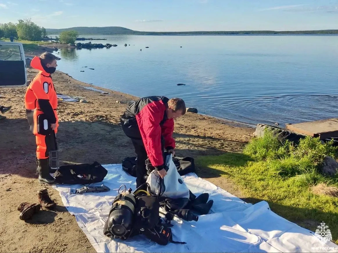 Спасатели нашли тело пилота гидроплана, упавшего в озеро в Мурманской области. Фото © Telegram / МЧС России