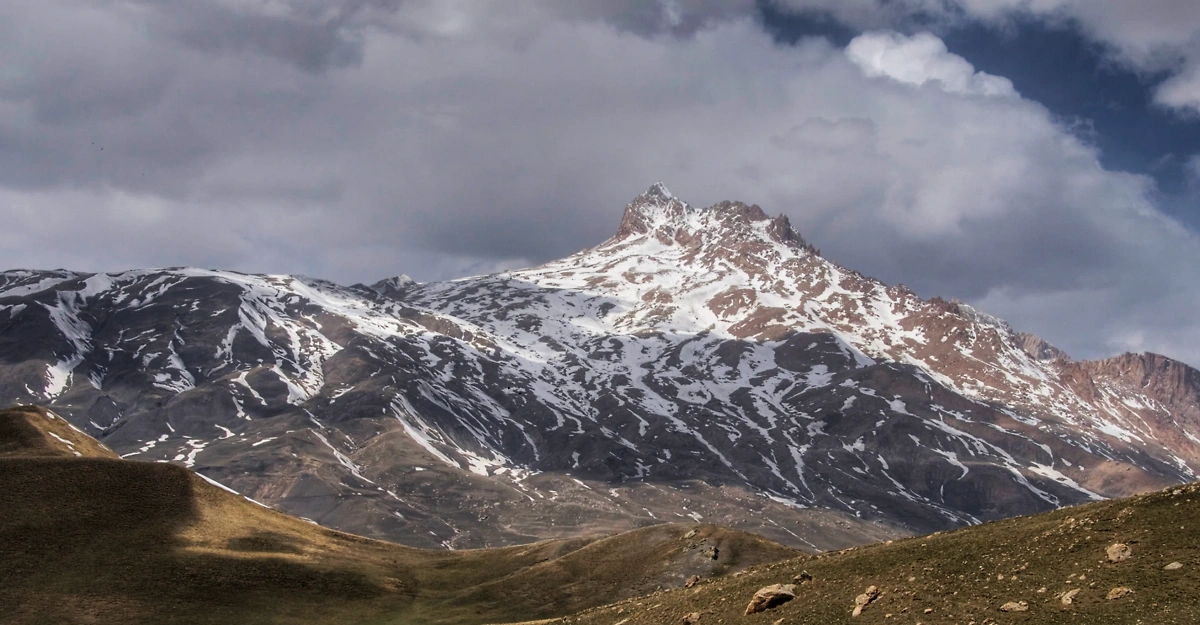 Гора Дагестана. Обложка © Wikipedia / Ilias Hadji aka masta