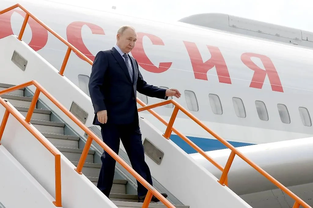 Президент РФ Владимир Путин прибыл в аэропорт имени П.А. Ойунского в Якутске. Обложка © ТАСС / POOL / Сергей Карпухин