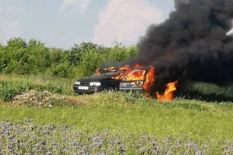 Загоревшийся после атаки дрона-камикадзе автомобиль в селе Берёзовка Борисовского района. Обложка © Telegram / Настоящий Гладков