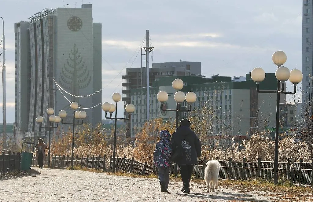 Республика Саха (Якутия). Якутск. Горожане на набережной города. Обложка © Сергей Карпухин / ТАСС