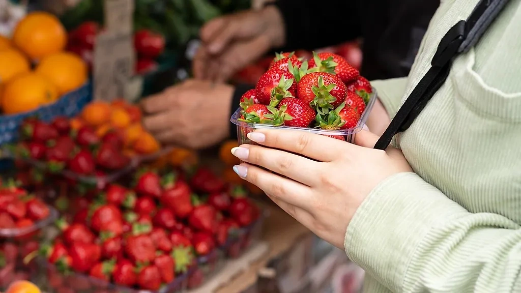 Купить клубнику летом можно практически везде, но надо уметь правильно выбирать. Фото © Feepik