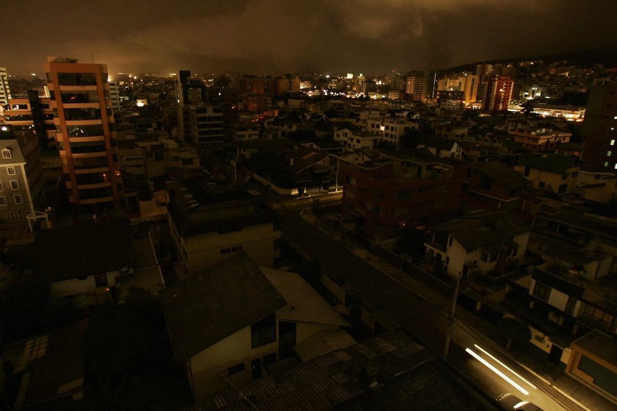 Весь Эквадор остался без света из-за аварии на линии электропередачи. Обложка © X / Huberton