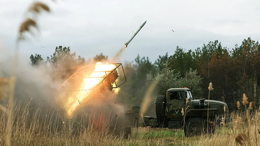 Боевая работа расчёта реактивной системы залпового огня (РСЗО) "Град". Обложка © ТАСС / Алексей Коновалов