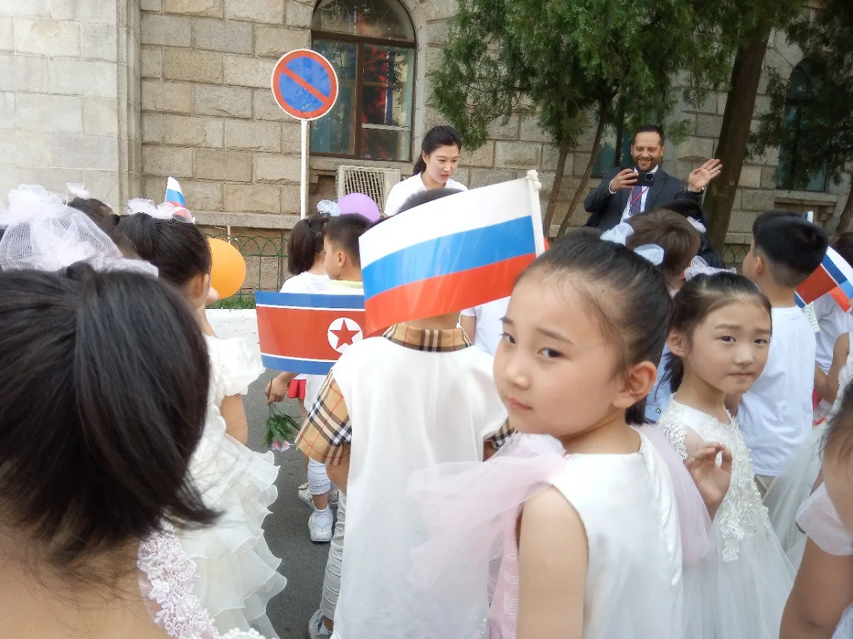 Путина в Пхеньяне встретили с воздушными шариками, цветами и салютом. Фото © Life.ru / Андрей Тишин