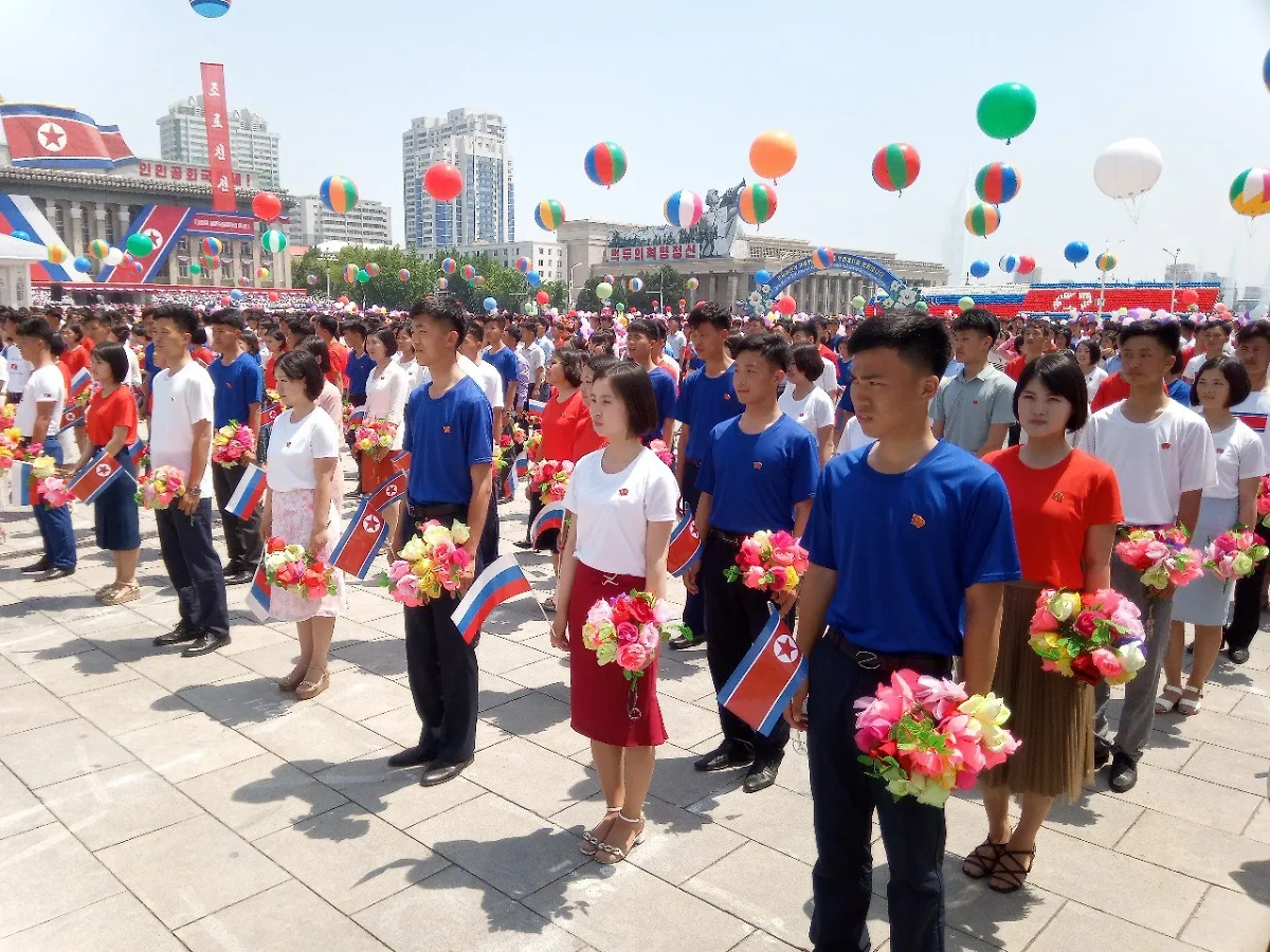 Путина в Пхеньяне встретили с воздушными шариками, цветами и салютом. Фото © Life.ru / Андрей Тишин