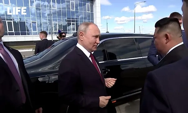 Владимир Путин и Ким Чен Ын у российского автомобиля "Аурус". Обложка © Life.ru