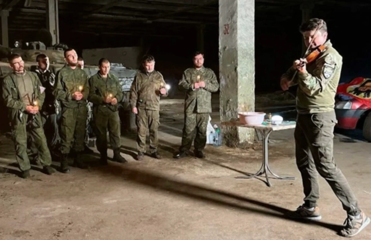 Пётр Лундстрем выступает перед бойцами ВС РФ в зоне СВО. Обложка © Донецкое агентство новостей