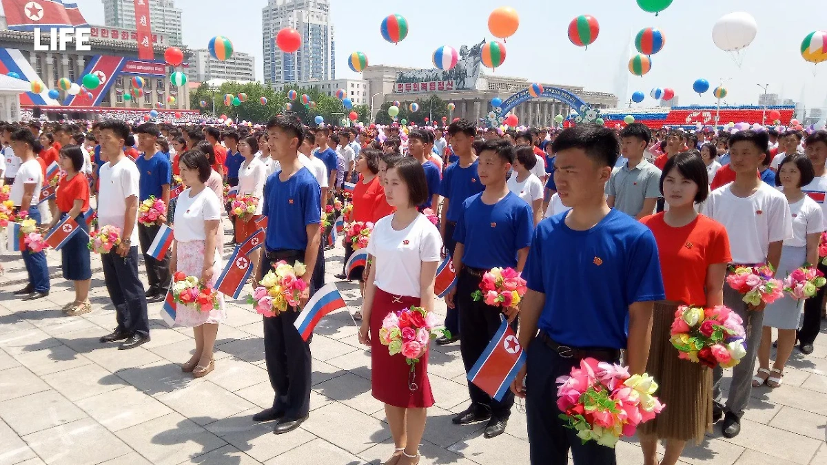 Самую главную площадь Пхеньяна украсили перед приездом президента РФ. Фото © Life.ru / Андрей Тишин