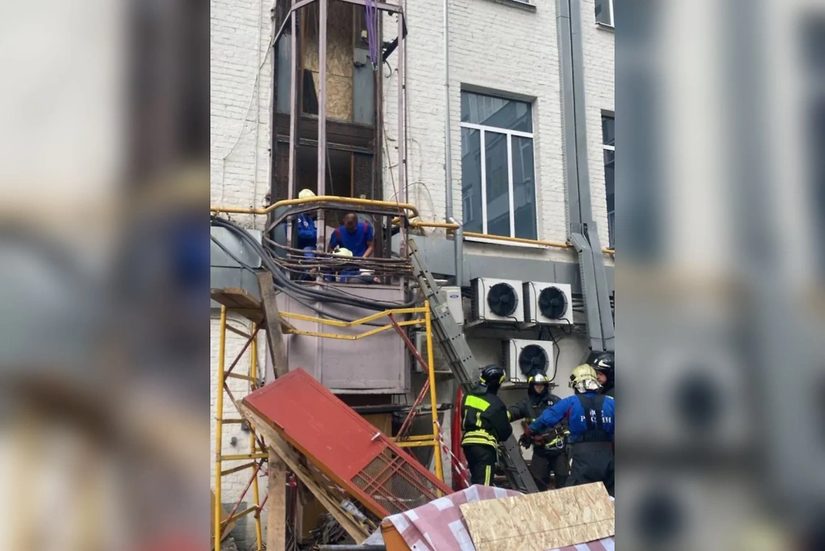 Последствия обрушения лифта в центре Москвы. Фото © Telegram / Столичный СК