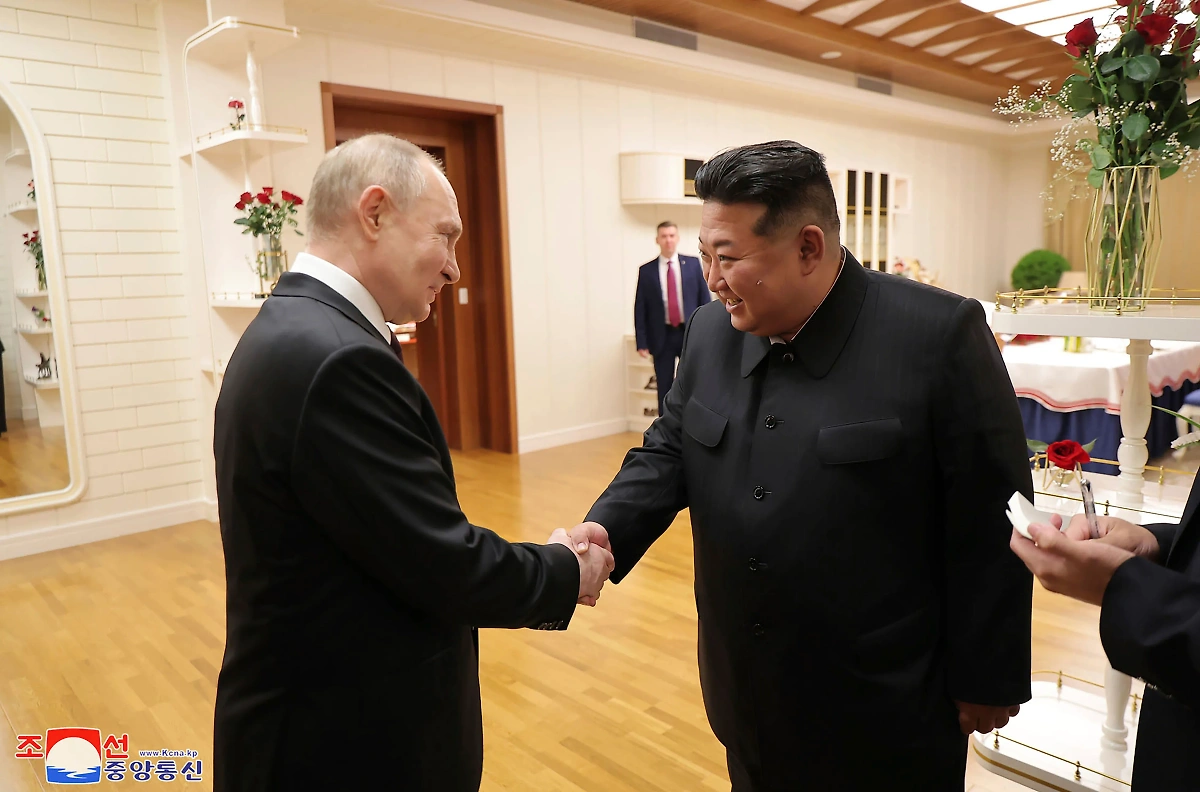 На снимке, предоставленном Правительством КНДР, лидер КНДР Ким Чен Ын и президент РФ Владимир Путин (справа налево). Фото © ТАСС / AP