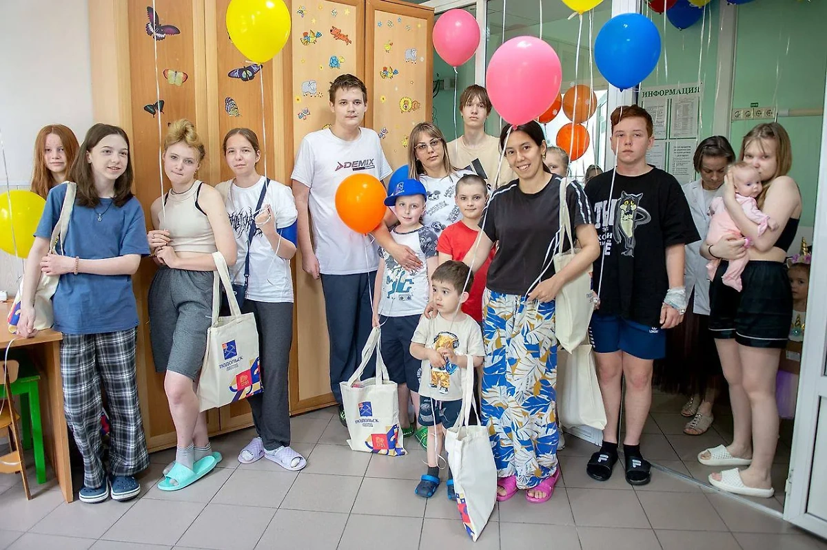 Юных пациентов больницы в Подмосковье поздравили с Днём защиты с автовышки. Фото © Telegram / "ЕДИНАЯ РОССИЯ" Подольск