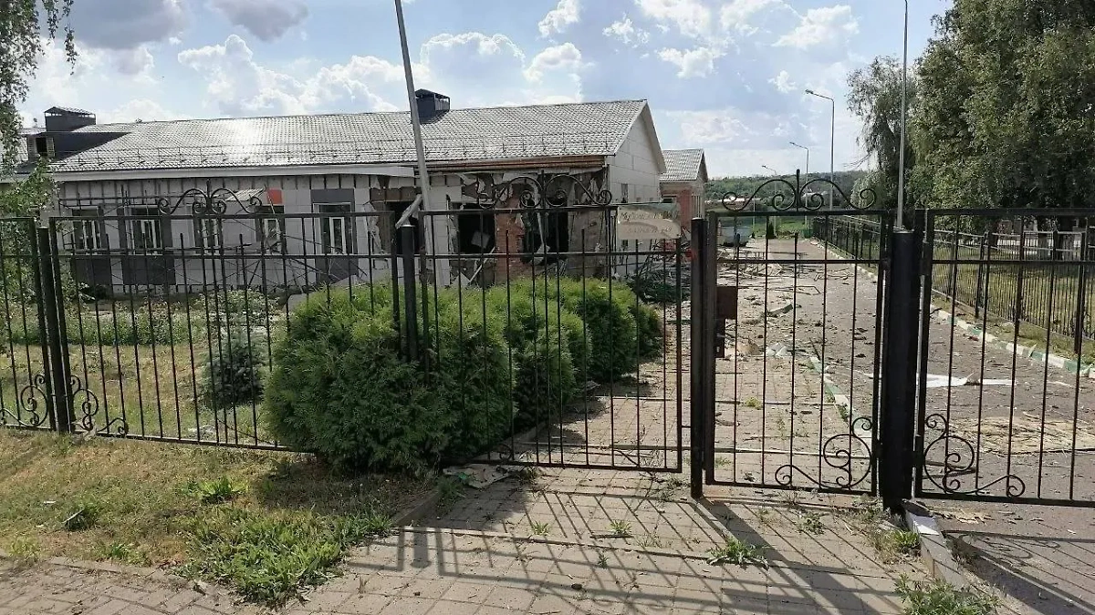 Здание школы в селе Муром в Белгородской области, повреждённое из-за обстрела ВСУ. Обложка © Telegram / Настоящий Гладков
