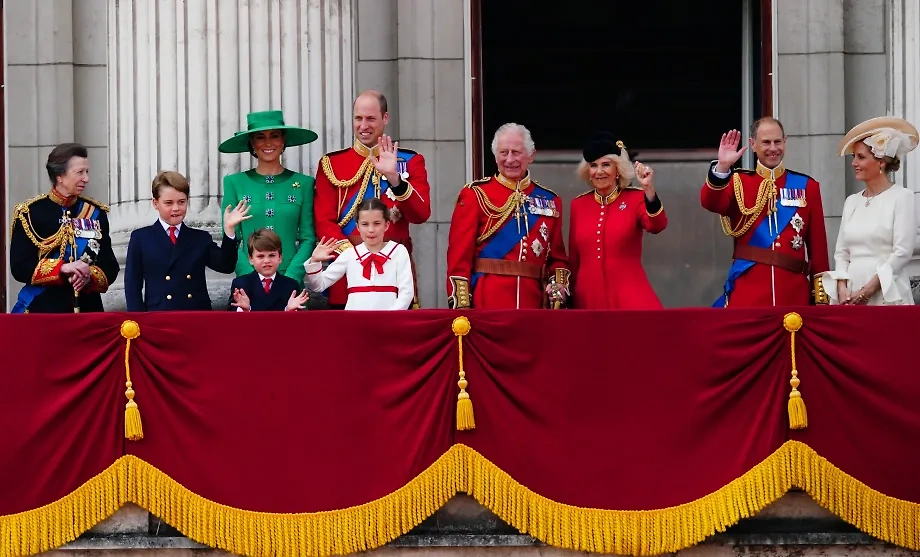 Король Великобритании Карл III с семьёй. Обложка © royal.uk