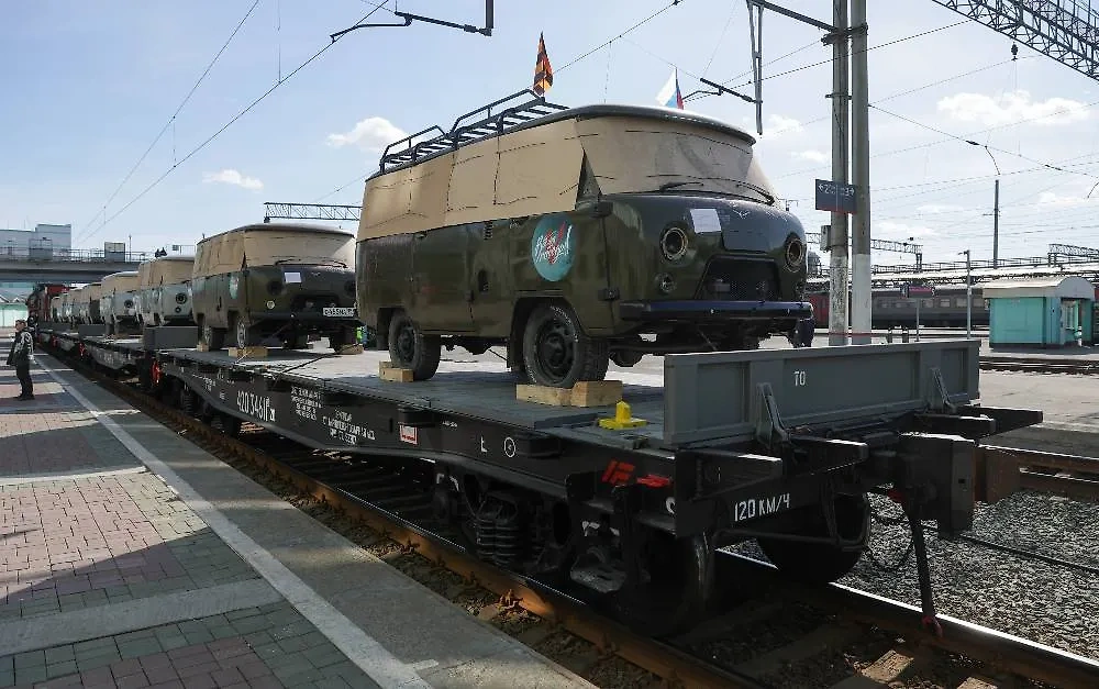 Армия и волонтёры отправляют в зону СВО сотни "буханок" и "Патриотов". Фото © ТАСС / Кирилл Кухмарь