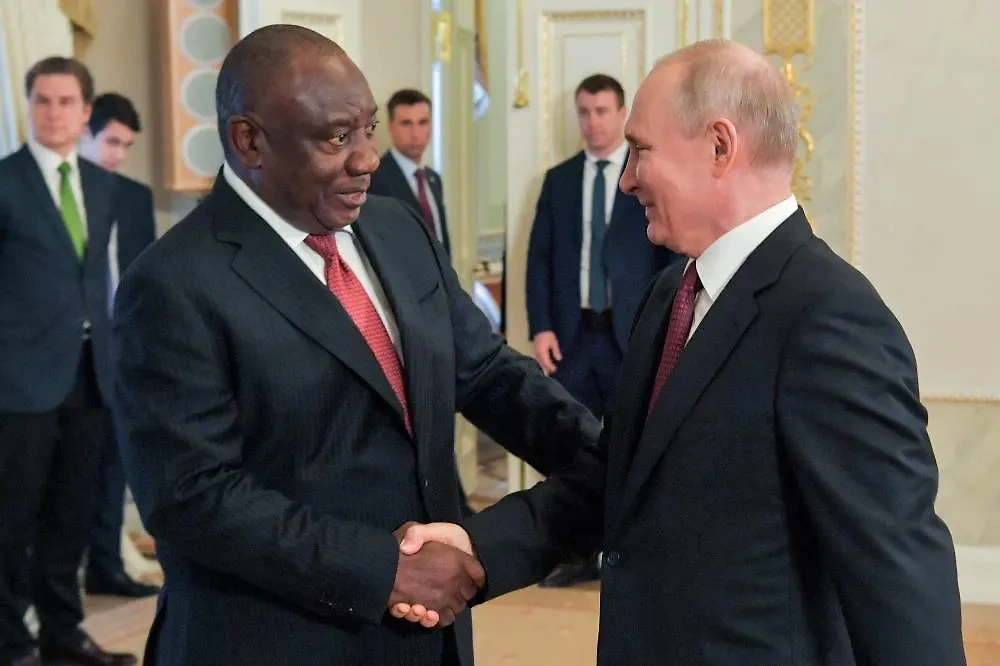 Президент РФ Владимир Путин и президент ЮАР Сирил Рамафоса (справа налево). Фото © ТАСС / Евгений Биятов
